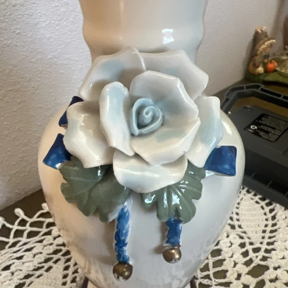 Vintage Floral Bud Vase w/sculpted Flowers. 1970's‎